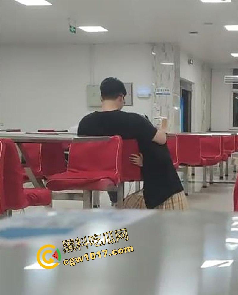 常州轻工大学饭堂激情一刻，JK清纯女大激情相吻，情到浓处直捅裙底骚逼，随后女生跪地疑似深喉口交，当我们不是人是吧！-8