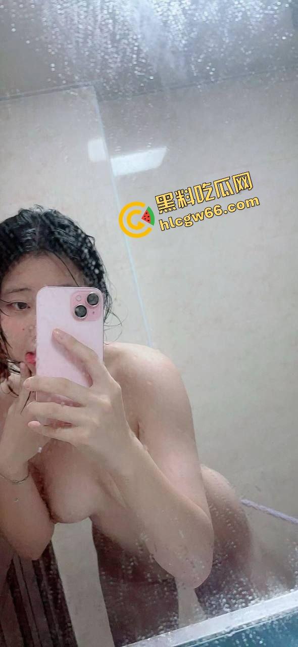 冷白皮美乳骚货【瑶瑶】居家骚拍流出,一线天粉嫩鲍大开展示,掰逼喷水娇喘连连,求干求灌精!-2