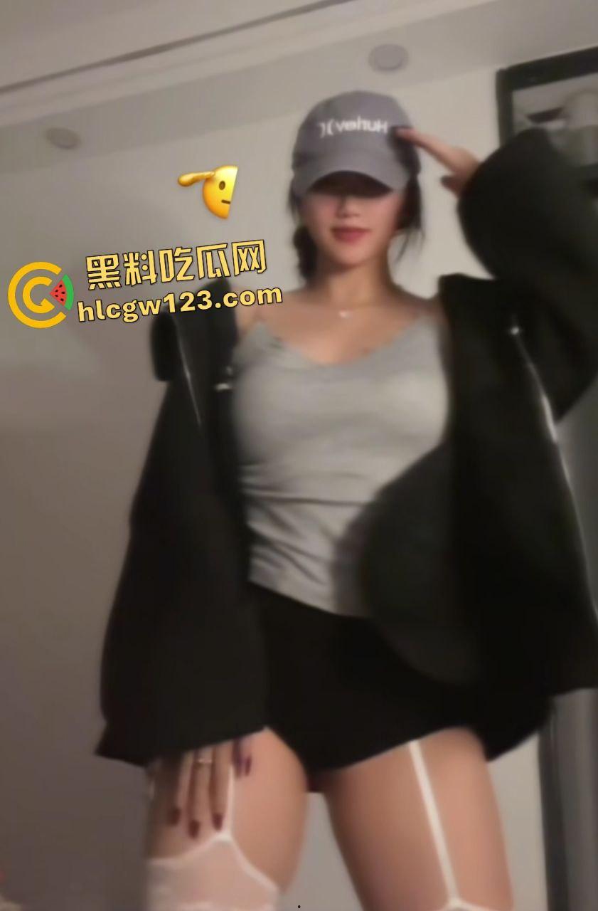 抖音【牙牙辣酱】丰满肥臀骚女被粗暴后入!对着镜子拍肥臀太入感了!-3