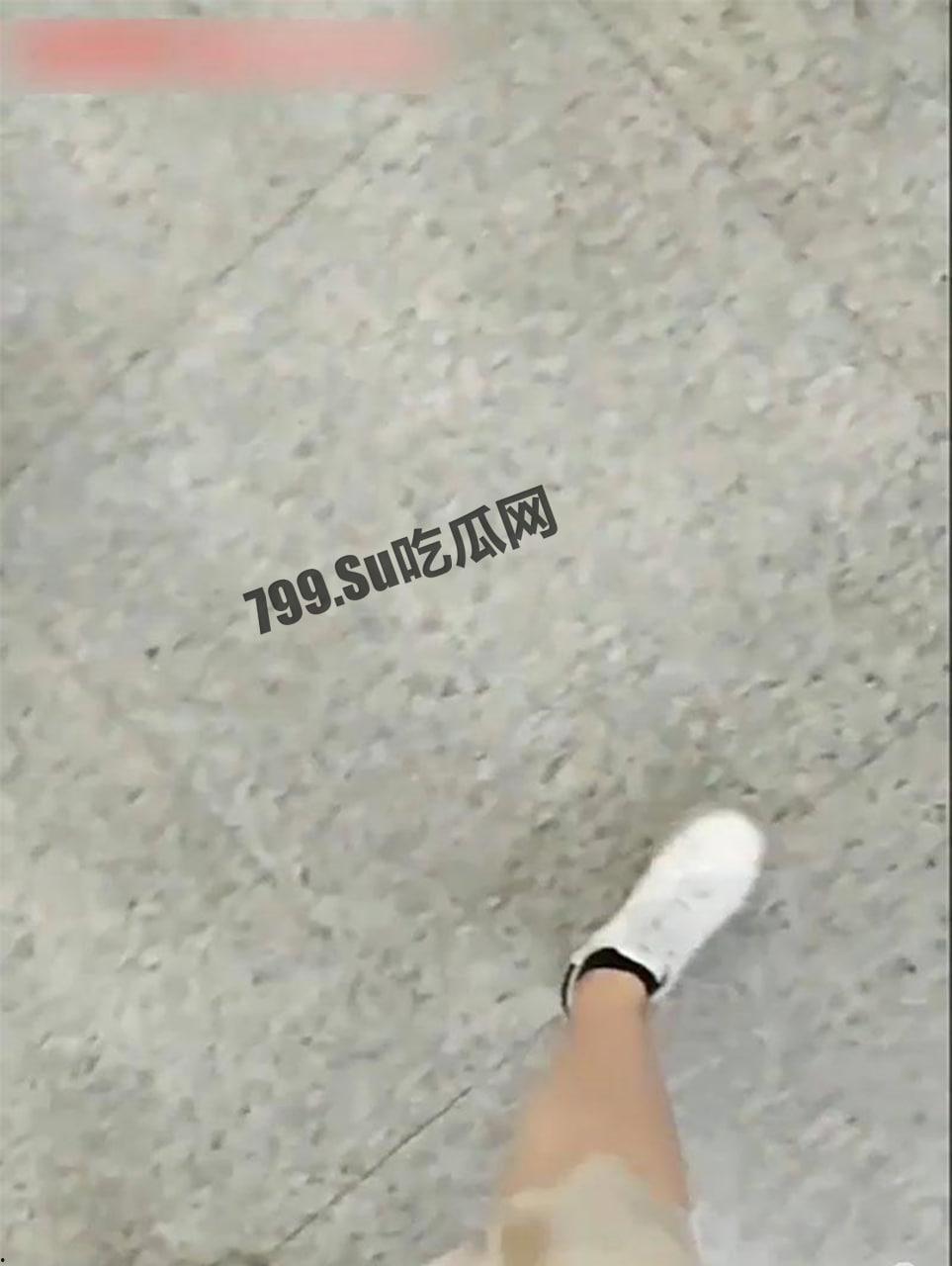 户外顶臀 强制顶射摸臀 当着男友的面 顶射气质美女！-9