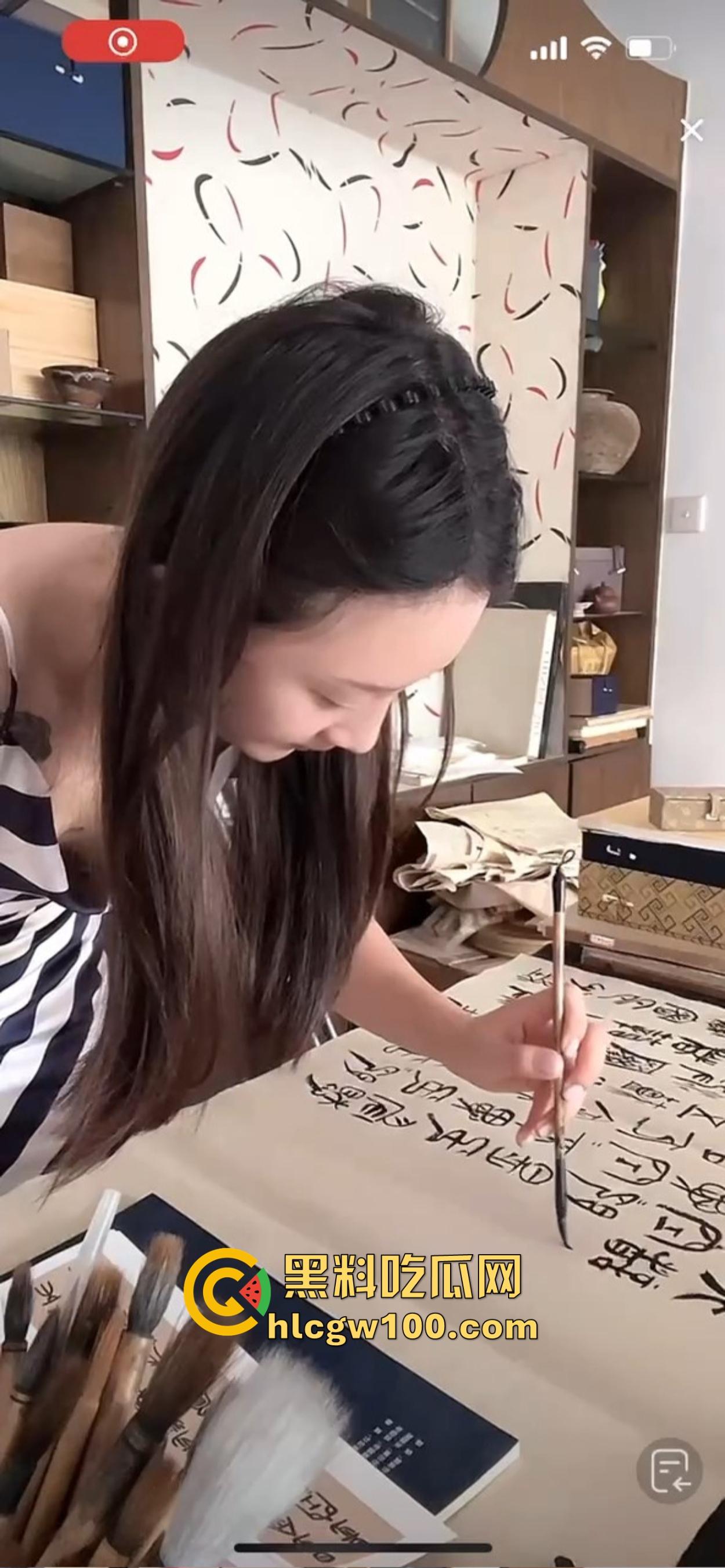 抖音骚鸡书法漏奶直播，真空上阵练毛笔，酥胸似露不露，这就是传说中的雅俗共赏新赛道？陶冶情操还是露奶吸睛？-10