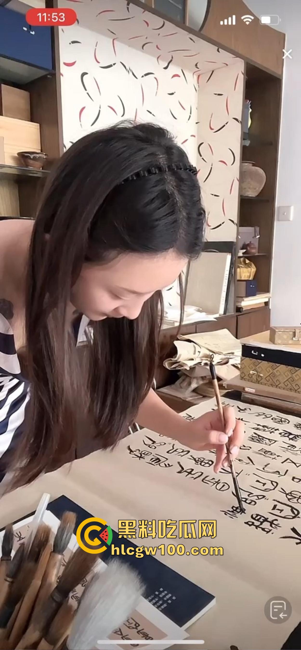 抖音骚鸡书法漏奶直播，真空上阵练毛笔，酥胸似露不露，这就是传说中的雅俗共赏新赛道？陶冶情操还是露奶吸睛？-11