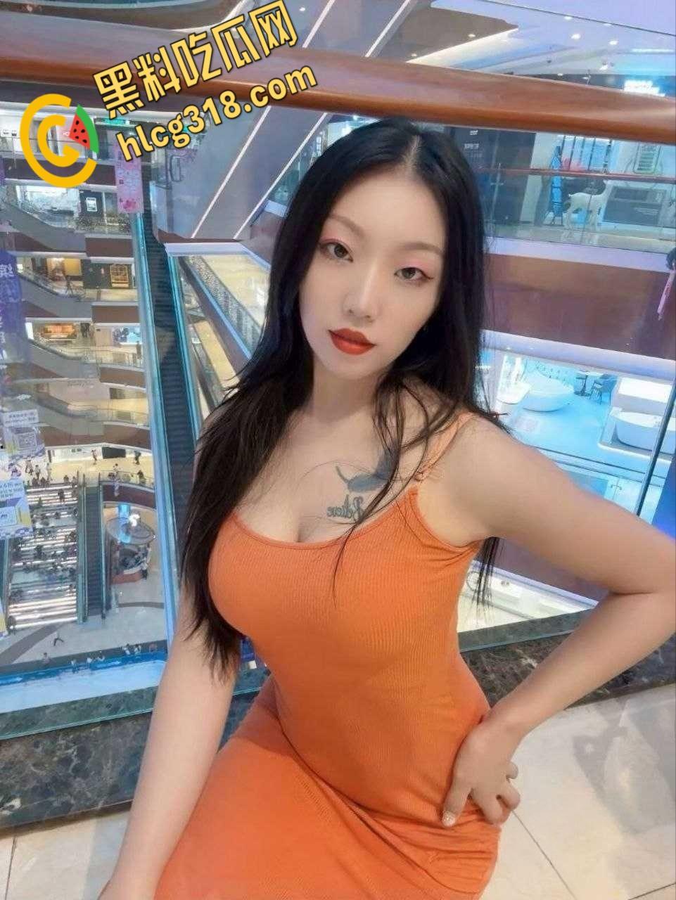 推特网红少妇【暮色】,极品后妈裙福利挑选粉丝,地下车库露出全套服务粉丝!-1