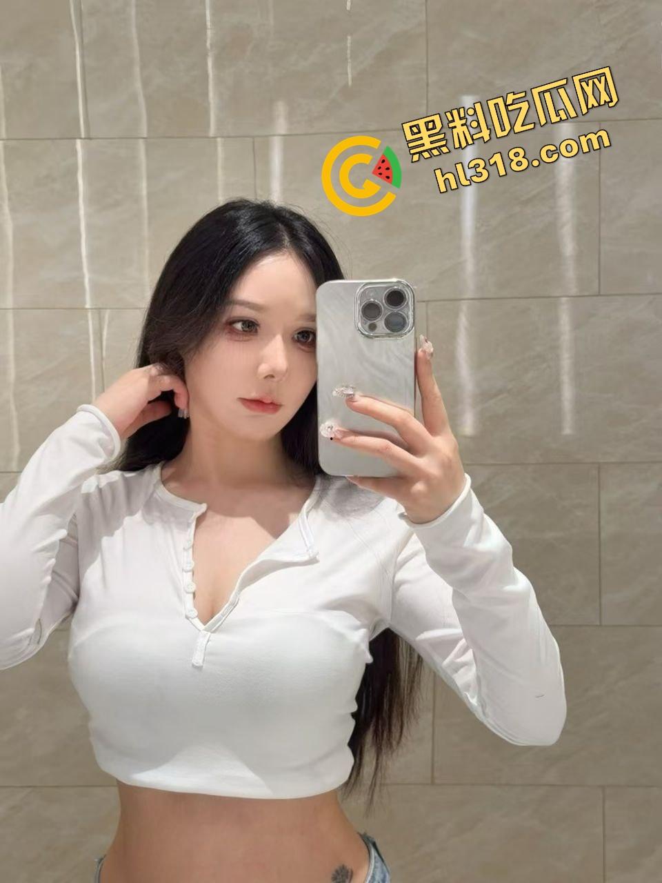 亲妹穿着情趣内衣在厨房切菜,我当场顶到湿透,忍不住无套干进去了,干到她腿软扶不住台面!-1