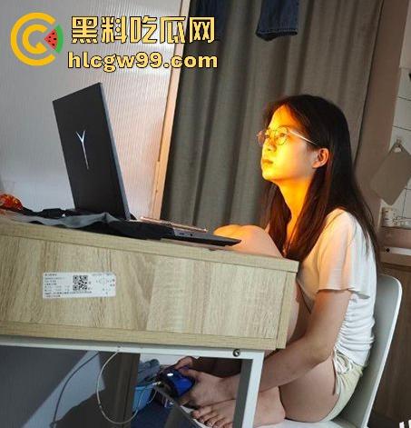 你一生所追求的白月光其实只是别人的胯下母狗!广州大学【魏书玲】与男友私密视频流出,淫骚自拍反差惊人。-6