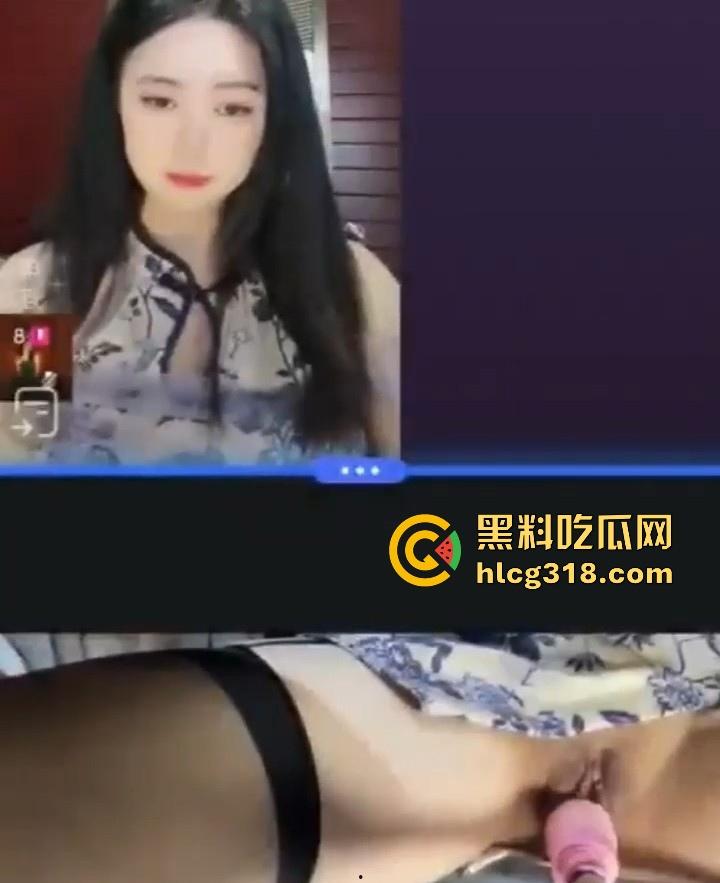 清纯女大抖音双视角直播，一侧面不改色与粉丝闲聊，一侧情趣炮机狂插粉穴，上演双面人生！-1