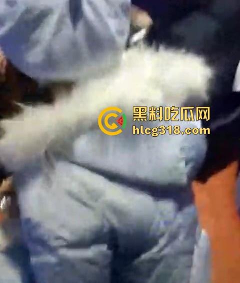 机智小哥玩街射白丝美女!酝酿许久趁其不备掏枪就射 胆大吃四方 男主真刺激!-1