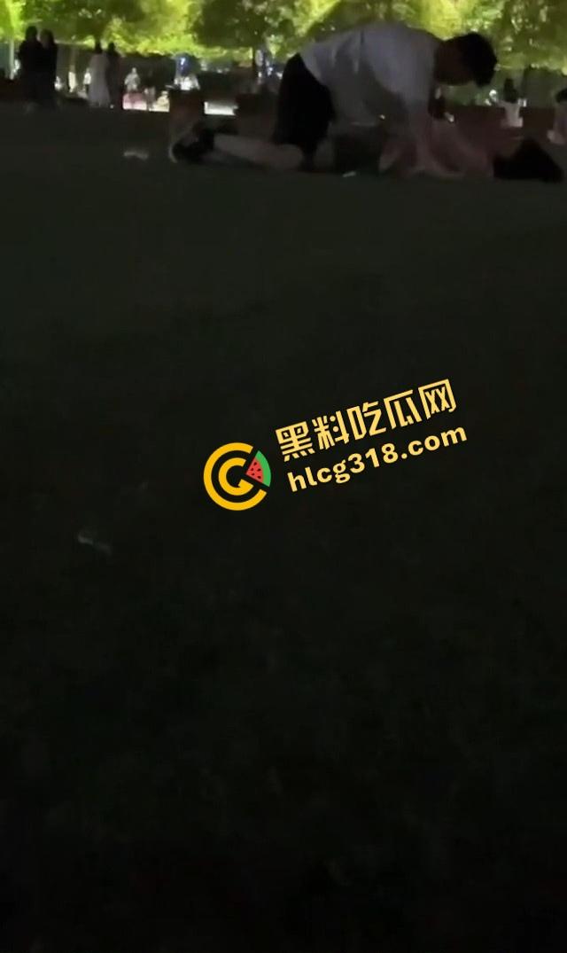 云南丽江师范大学操场，骚情侣忍不住当众开doi，全校围观操场不是艹场，野战直接干出圈！-8