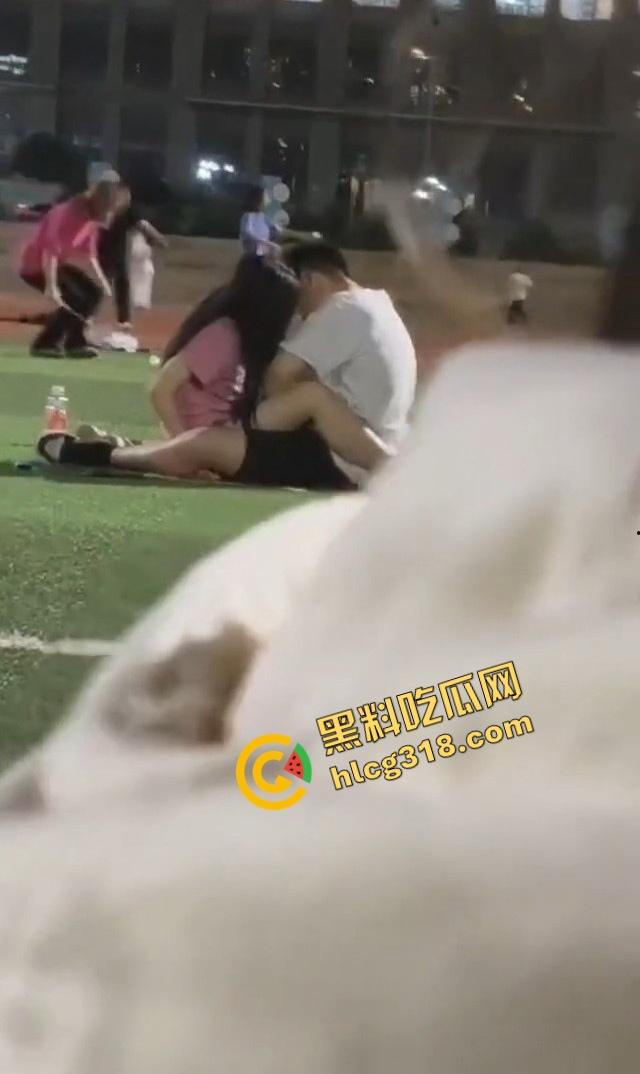 云南丽江师范大学操场，骚情侣忍不住当众开doi，全校围观操场不是艹场，野战直接干出圈！-12