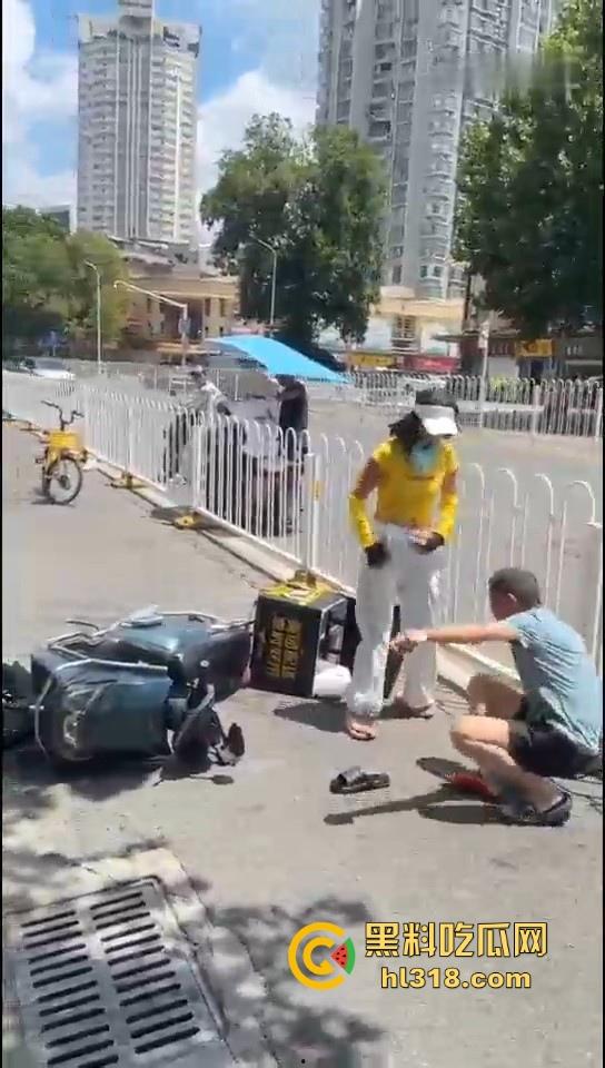 美团女骑手撞到老人后想跑，撞到老人死缠烂打，一个想讹诈一个想跑，因果纠缠罢了。-2