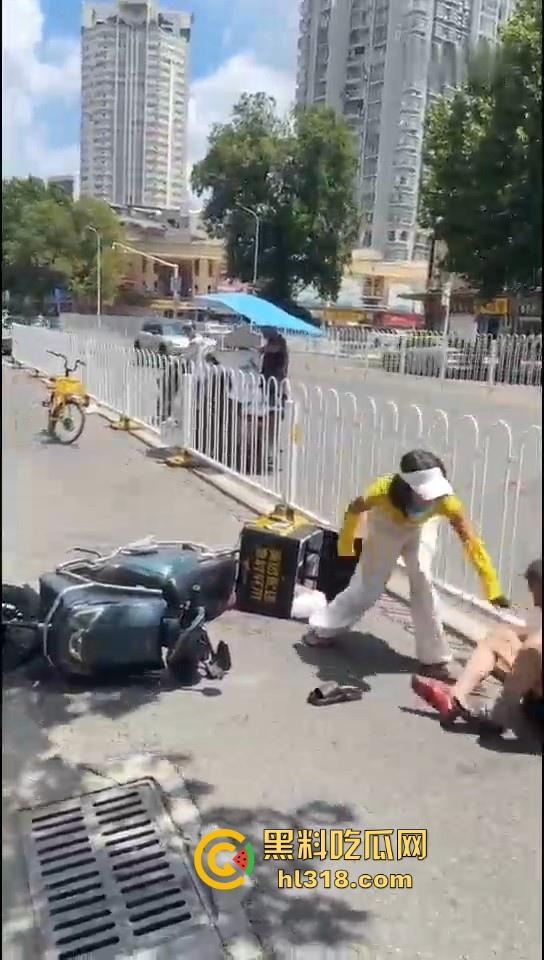 美团女骑手撞到老人后想跑，撞到老人死缠烂打，一个想讹诈一个想跑，因果纠缠罢了。-3