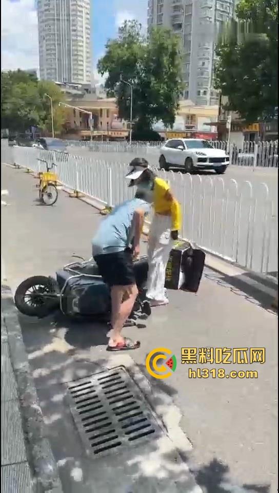 美团女骑手撞到老人后想跑，撞到老人死缠烂打，一个想讹诈一个想跑，因果纠缠罢了。-8