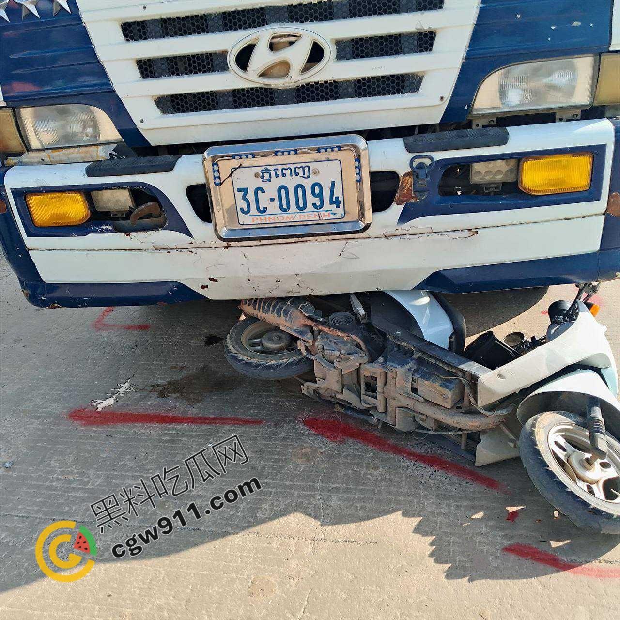 惨烈车祸现场，精神小伙骑车飙出火葬场悲剧！鲜血肠子满地，围观群众震惊想吐，惨不忍睹！-1