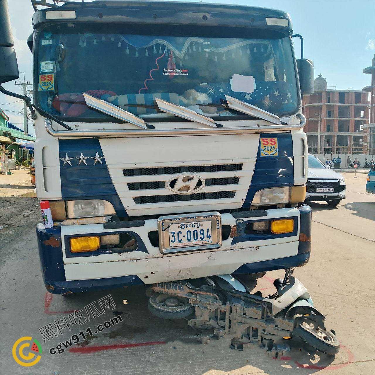 惨烈车祸现场，精神小伙骑车飙出火葬场悲剧！鲜血肠子满地，围观群众震惊想吐，惨不忍睹！-3