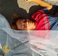 惨烈车祸现场，精神小伙骑车飙出火葬场悲剧！鲜血肠子满地，围观群众震惊想吐，惨不忍睹！-4