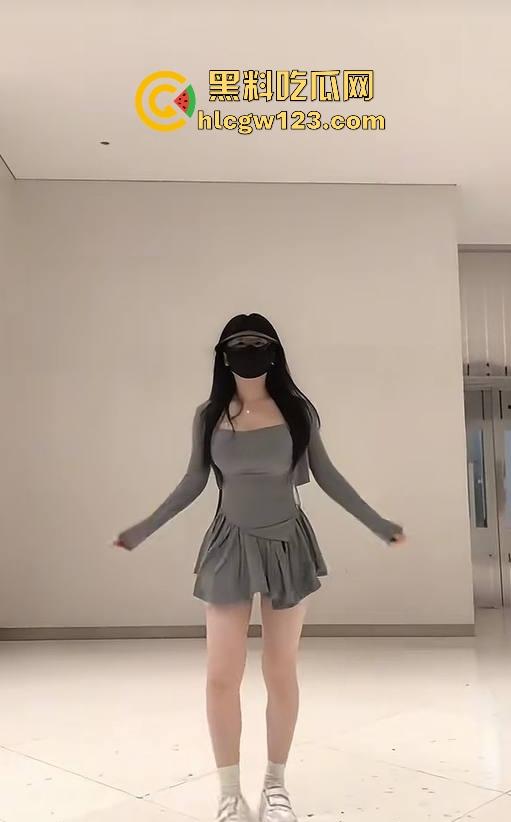 抖音极品网红【小肉怡】被渣男曝光性爱视频 微胖巨乳 眼镜反差 黑穴性瘾母狗主动上位骑乘 诱惑十足！-9