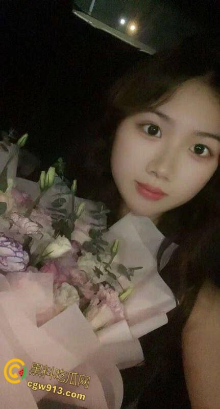 18岁小妹妹为坐小米su7，拍照发朋友圈装B，不穿内裤就出来了，老哥顺水推舟吃饭乱摸，开房爆操嫩逼！-6