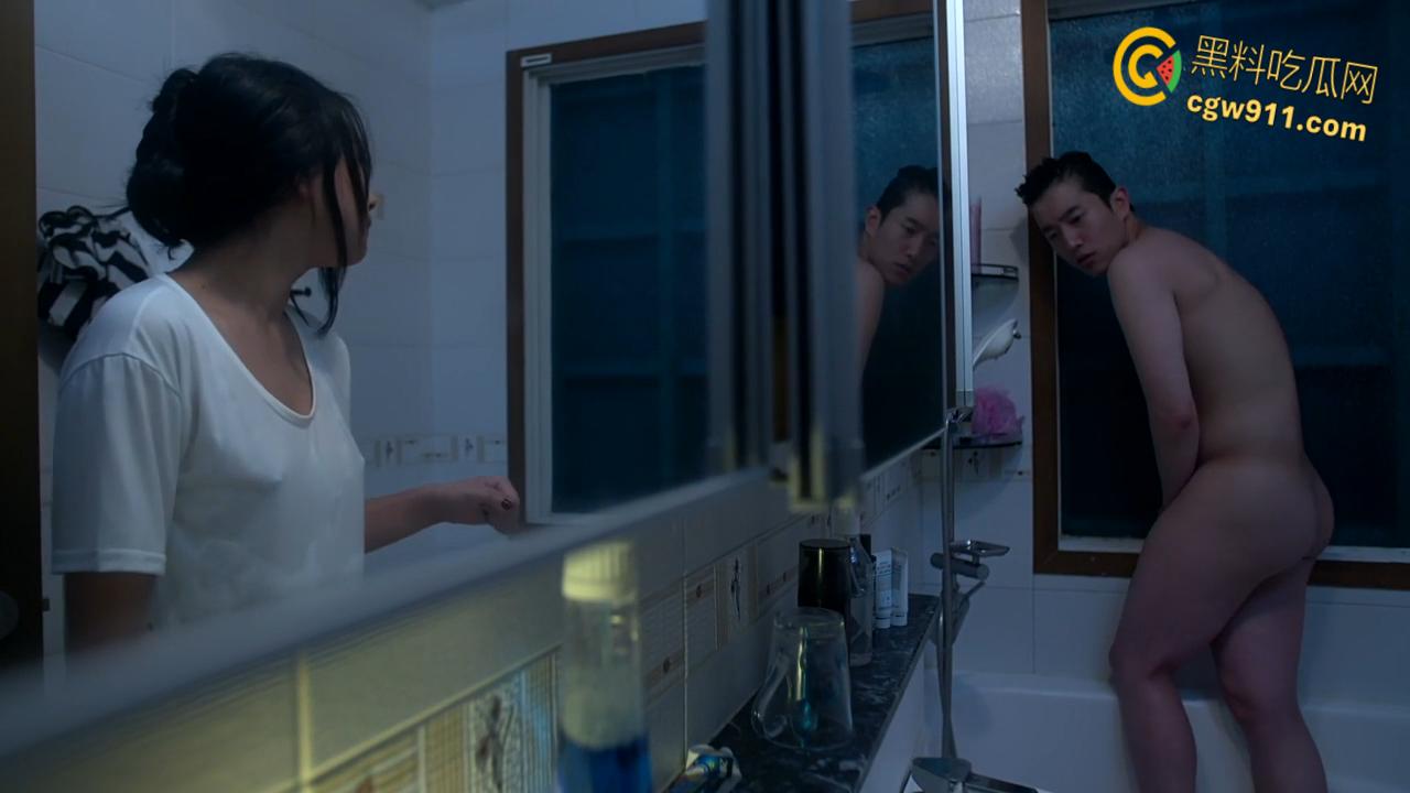 韩国三级片《妈妈的朋友2》,暑假邀约小伙惨遭偷家,饥渴少妇疯狂挑逗,厨房口交一直干到床上狂肏!-7