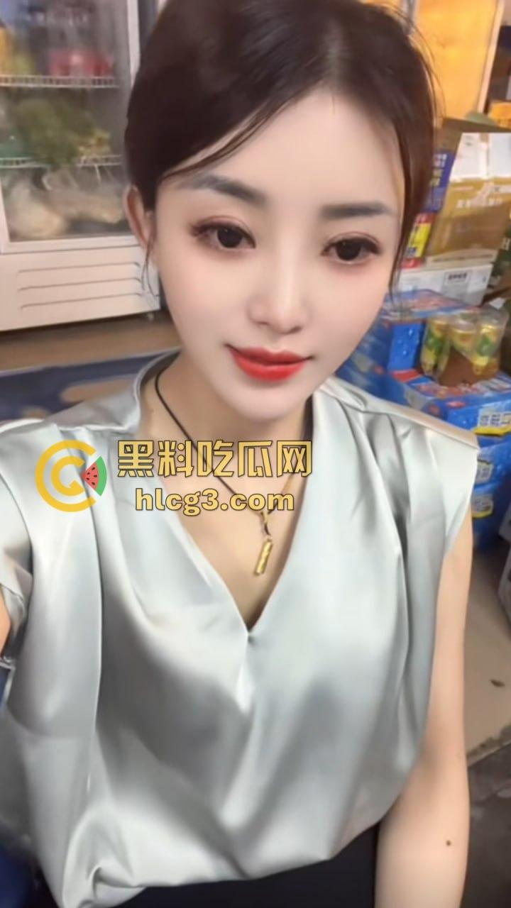 广东澄海1987烧烤店火辣老板娘『张丽华』与老板卷帘门内激情啪啪视频曝光，烧烤店一夜爆红！-8