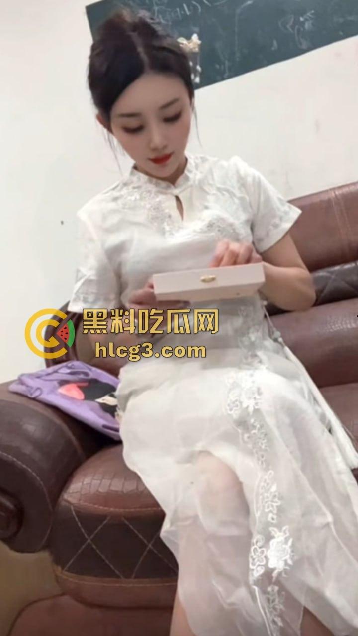 广东澄海1987烧烤店火辣老板娘『张丽华』与老板卷帘门内激情啪啪视频曝光，烧烤店一夜爆红！-9