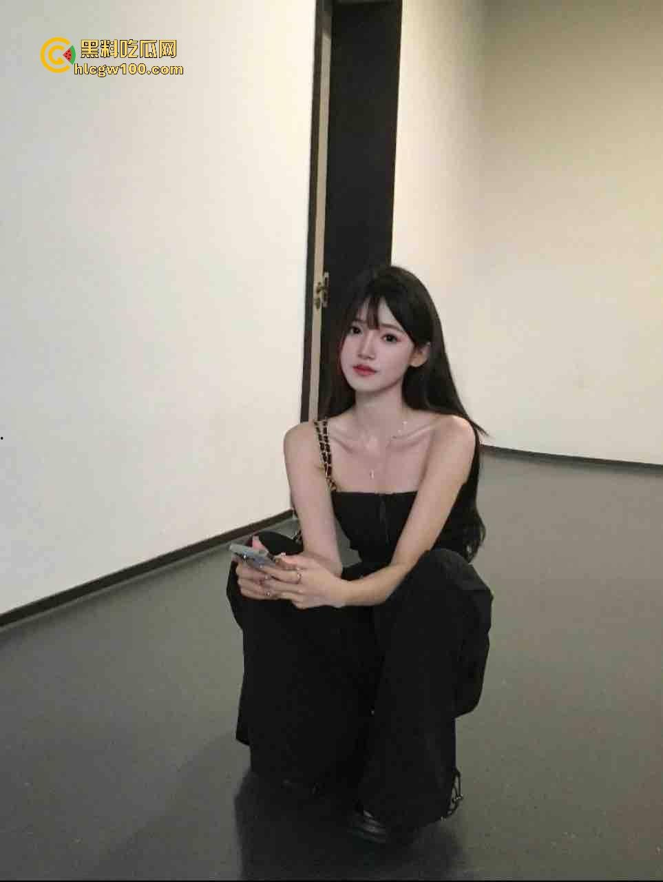 太原朋友的女朋友【仲静】终于到手,嫩穴淡骚味舔到上头,舔菊花时她还说痒痒挺舒服,射脸成常规操作!-1