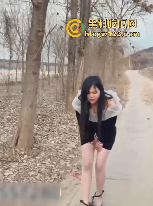 反差抖M少妇户外露出 敏感人妻极致潮喷 换衣塞跳蛋 手铐脚镣喷尿 臊味十足尺度炸裂!-4