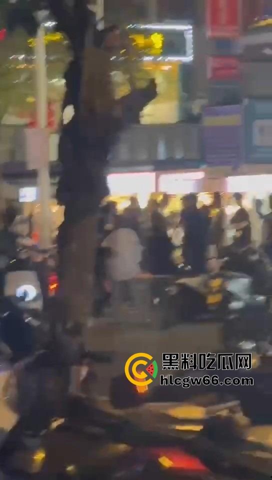 三亚路边摊大哥嫌饭难吃,老板一怒召兄弟,棒球棍锅铲齐上阵,追着打一整条街!-1