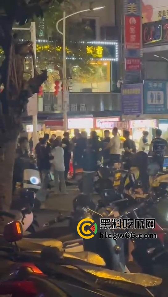 三亚路边摊大哥嫌饭难吃,老板一怒召兄弟,棒球棍锅铲齐上阵,追着打一整条街!-2