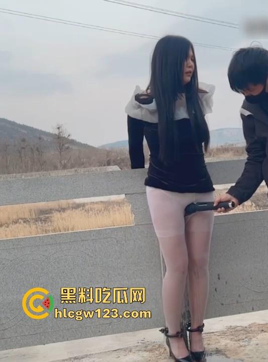 反差抖M少妇户外露出 敏感人妻极致潮喷 换衣塞跳蛋 手铐脚镣喷尿 臊味十足尺度炸裂!-8