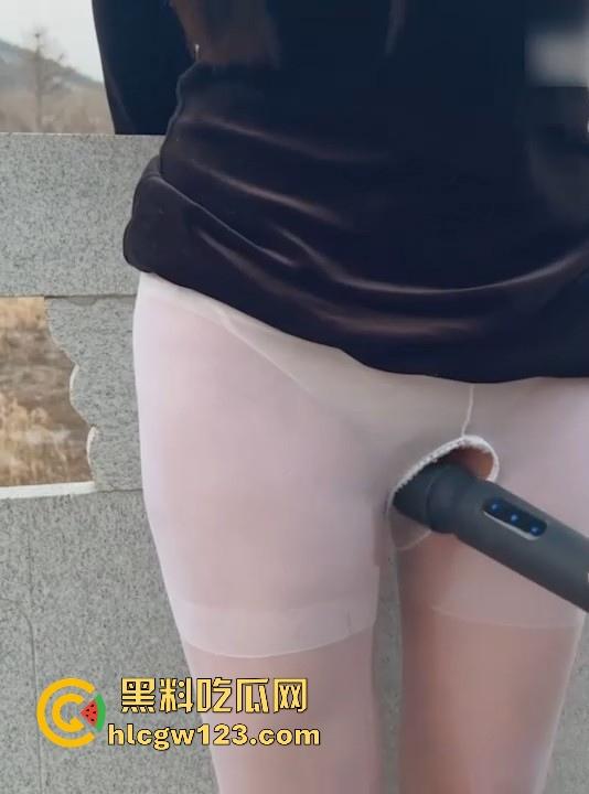 反差抖M少妇户外露出 敏感人妻极致潮喷 换衣塞跳蛋 手铐脚镣喷尿 臊味十足尺度炸裂!-9