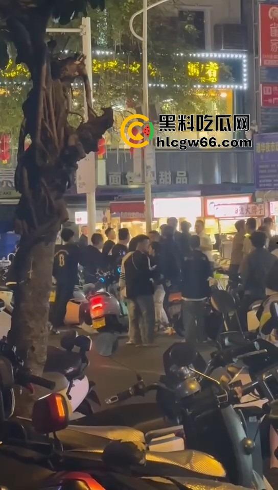 三亚路边摊大哥嫌饭难吃,老板一怒召兄弟,棒球棍锅铲齐上阵,追着打一整条街!-3