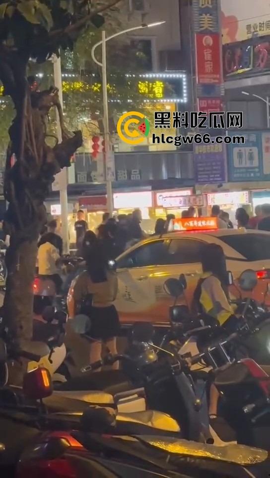 三亚路边摊大哥嫌饭难吃,老板一怒召兄弟,棒球棍锅铲齐上阵,追着打一整条街!-4