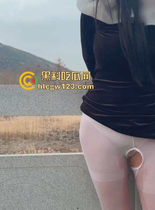 反差抖M少妇户外露出 敏感人妻极致潮喷 换衣塞跳蛋 手铐脚镣喷尿 臊味十足尺度炸裂!-11