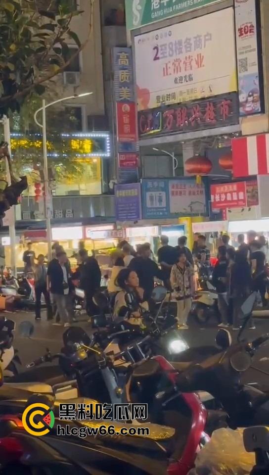 三亚路边摊大哥嫌饭难吃,老板一怒召兄弟,棒球棍锅铲齐上阵,追着打一整条街!-5