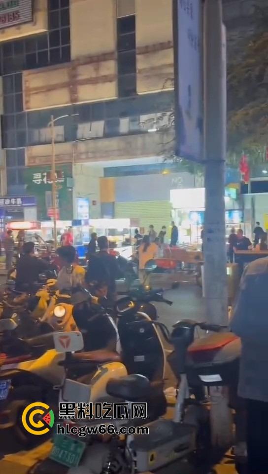 三亚路边摊大哥嫌饭难吃,老板一怒召兄弟,棒球棍锅铲齐上阵,追着打一整条街!-6