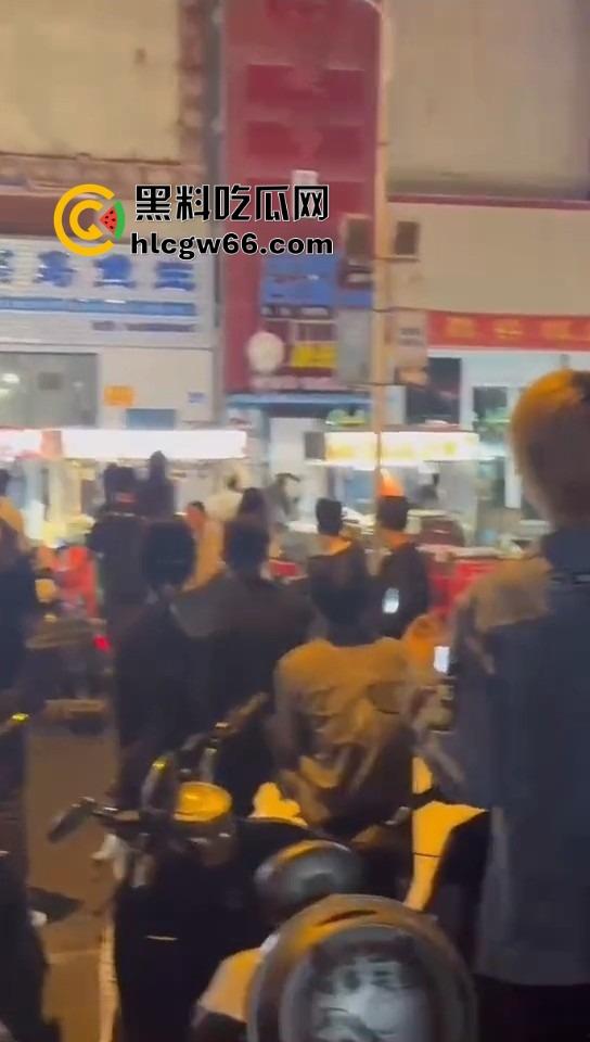 三亚路边摊大哥嫌饭难吃,老板一怒召兄弟,棒球棍锅铲齐上阵,追着打一整条街!-7
