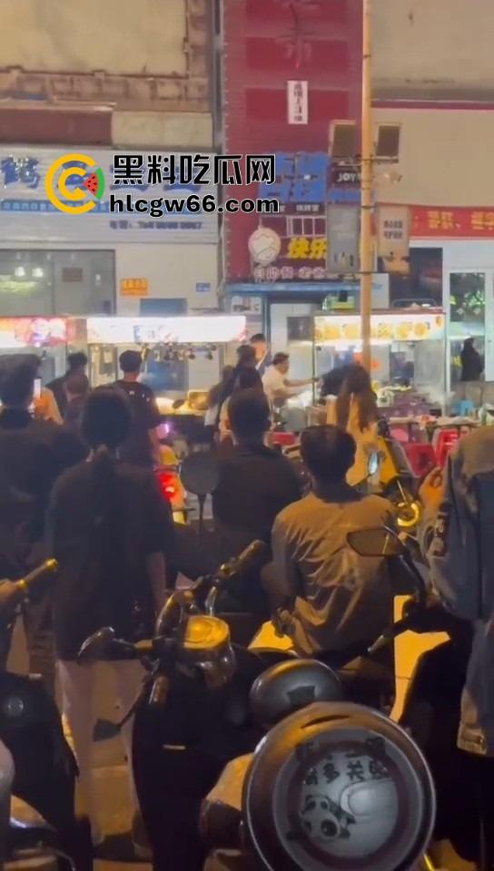 三亚路边摊大哥嫌饭难吃,老板一怒召兄弟,棒球棍锅铲齐上阵,追着打一整条街!-8