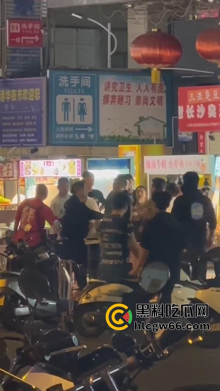三亚路边摊大哥嫌饭难吃,老板一怒召兄弟,棒球棍锅铲齐上阵,追着打一整条街!-10