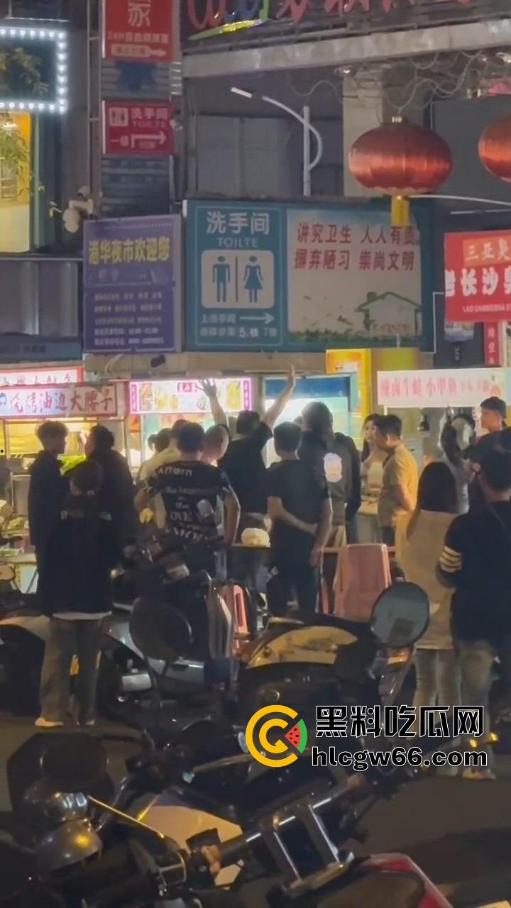 三亚路边摊大哥嫌饭难吃,老板一怒召兄弟,棒球棍锅铲齐上阵,追着打一整条街!-11