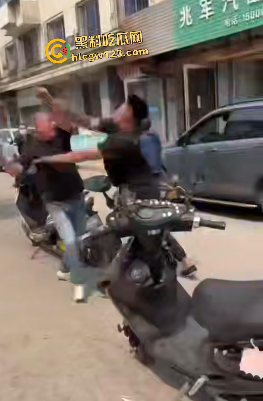 东北两条老鬼打年轻人,后生仔一棍直接打晕一个后脑勺开花,人倒后说是正当防卫!-3