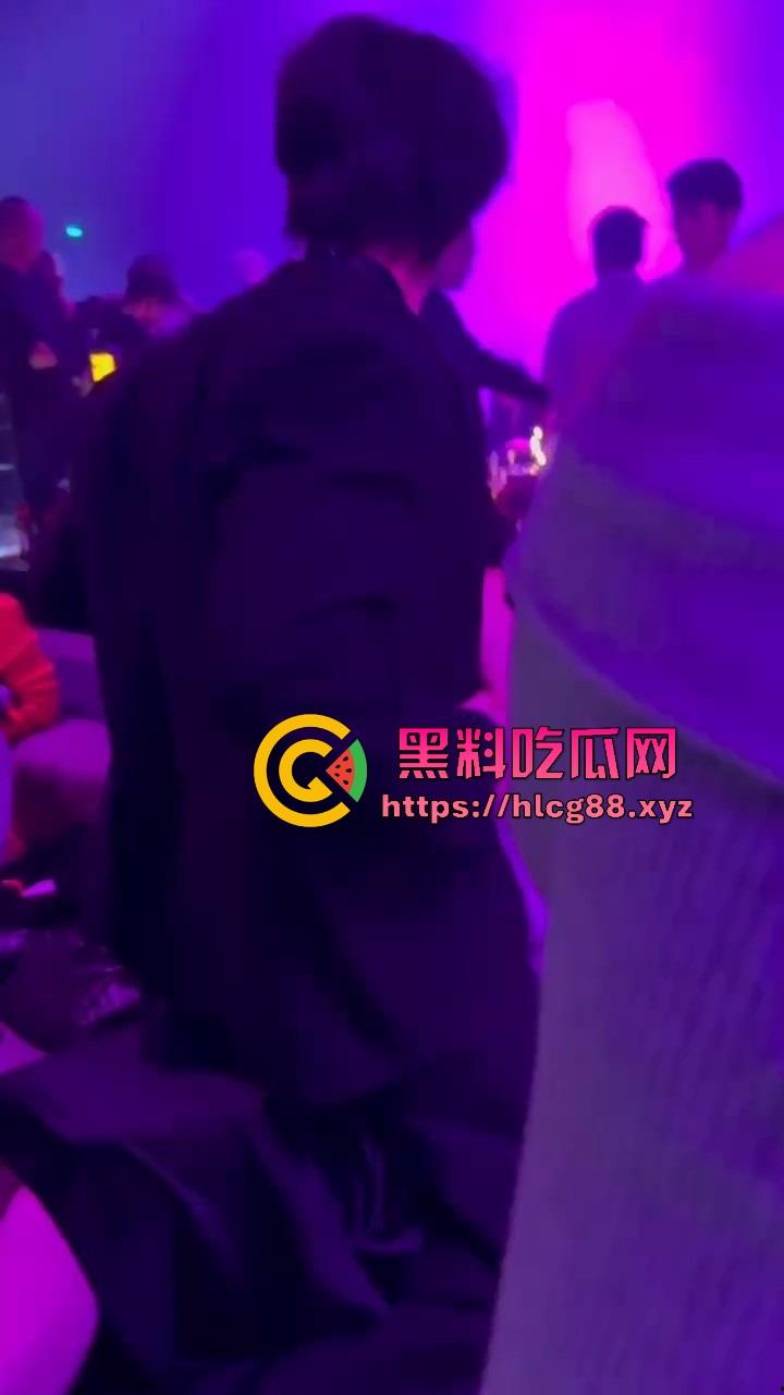 男模腹肌操翻集美骚心,现场舔奶头急扒裤叼屌,大姐浪得抓鸟急不可耐,女拳别装纯你们也就这操性!-1