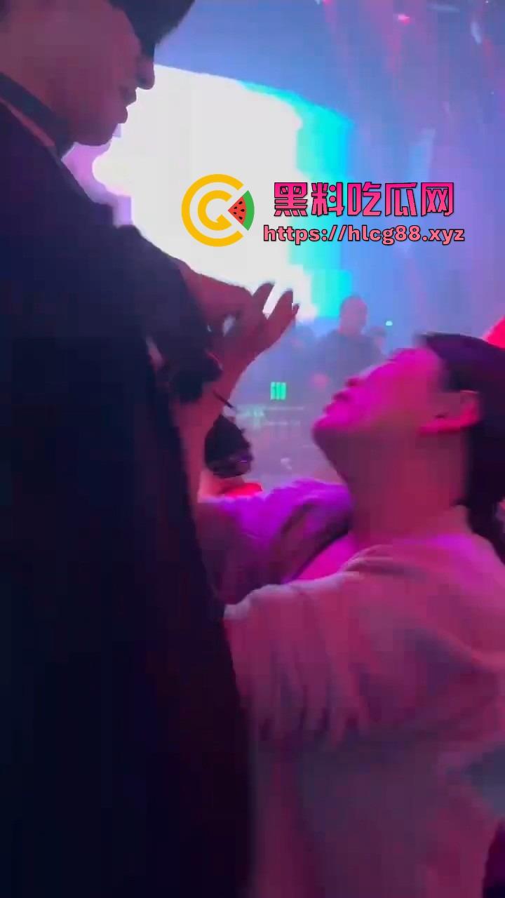 男模腹肌操翻集美骚心,现场舔奶头急扒裤叼屌,大姐浪得抓鸟急不可耐,女拳别装纯你们也就这操性!-5