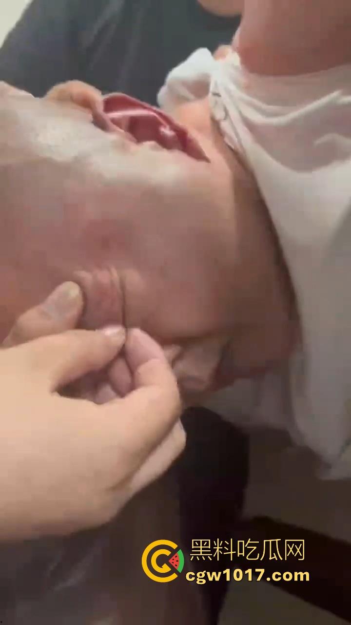 人在河边走哪有不湿鞋啊！中年大哥赌博出老千被当场捉住，惨遭围殴毒打，本想还手奈何对方人多！-3