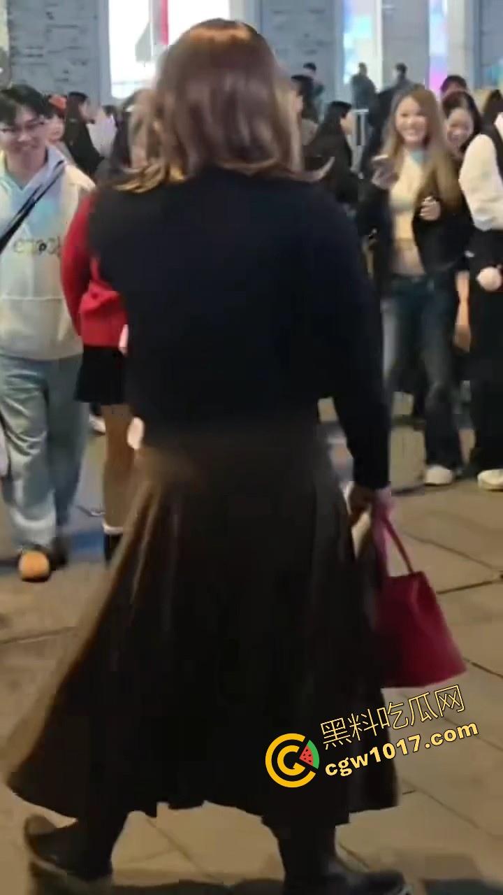 万圣节cos红姐被警察带走,我原称之为今年最佳COS,现场还跟路人玩起来跪地口交的动作,真的好像本人!-5