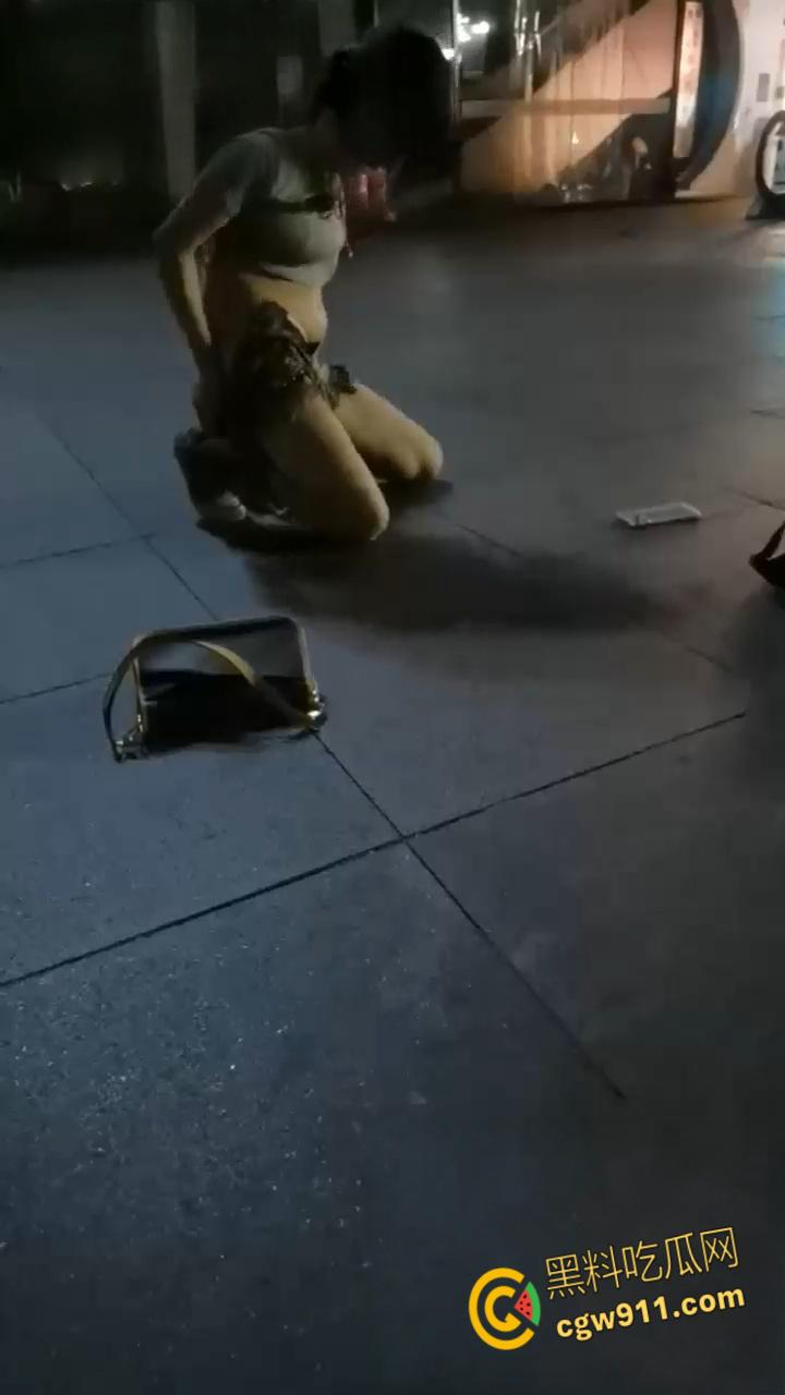 最佳损友一美女喝多了，竟旁若无人脱下牛仔短裙，直接随地大小便，这小翘臀也是又大又白！-2