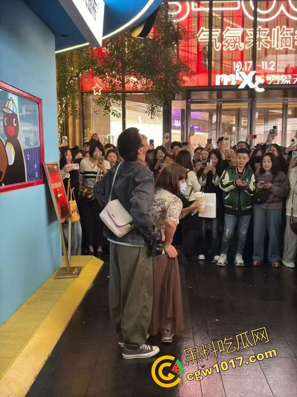 万圣节cos红姐被警察带走,我原称之为今年最佳COS,现场还跟路人玩起来跪地口交的动作,真的好像本人!-7