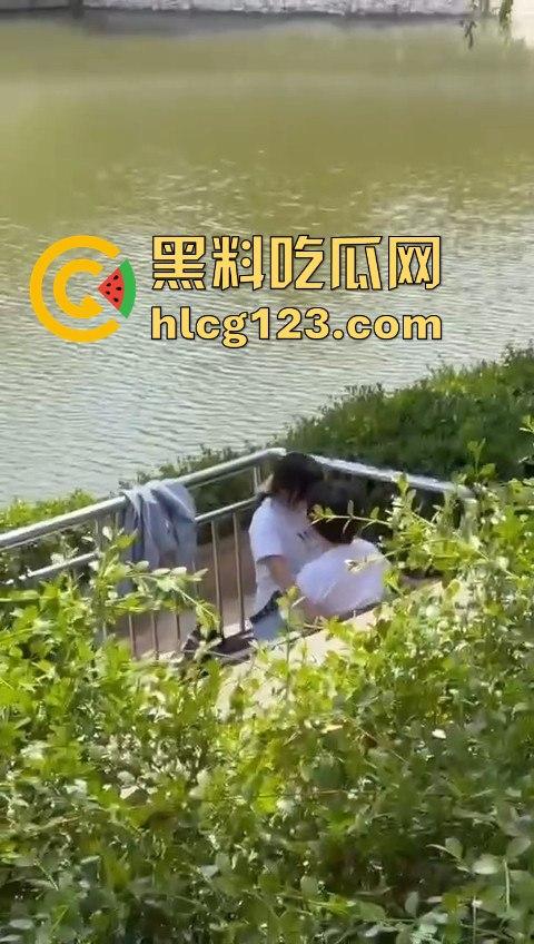湖边风光无限好,男女干脆现场激情开战!狗仔哥们拍得专业,远景特写全到位!-4