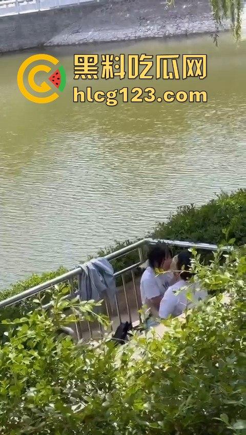 湖边风光无限好,男女干脆现场激情开战!狗仔哥们拍得专业,远景特写全到位!-6