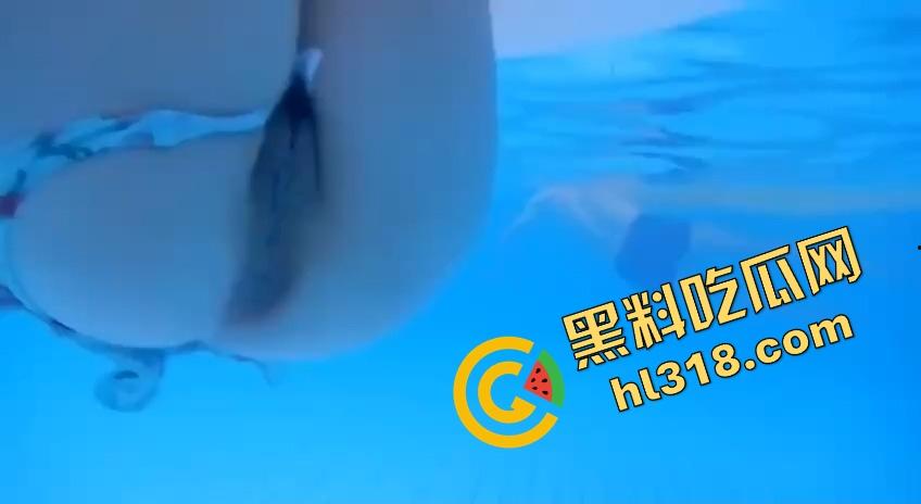 泳池里骚逼女直接脱泳裤露鲍鱼,在线钓鱼引全场潜水哥蠢蠢欲动,水下风景比水面还刺激!-13