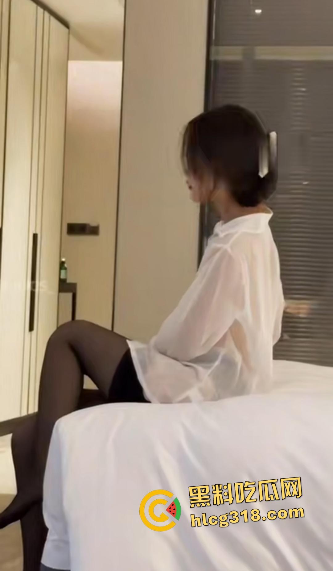 幼师3P内射绿帽男友!黑丝酒店口交猛舔一棒,酒店窗帘打开,骚逼后入精液狂流!-3